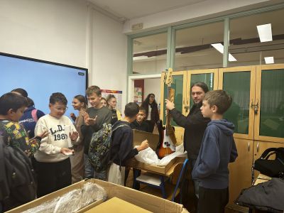 Podijeljeni instrumenti učenicima OŠ Kistanje u sklopu programa “Slavimo glazbu” Podijeljeni instrumenti učenicima OŠ Kistanje u sklopu programa “Slavimo glazbu”