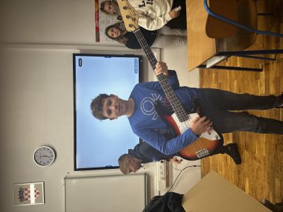 Podijeljeni instrumenti učenicima OŠ Kistanje u sklopu programa “Slavimo glazbu” Podijeljeni instrumenti učenicima OŠ Kistanje u sklopu programa “Slavimo glazbu”