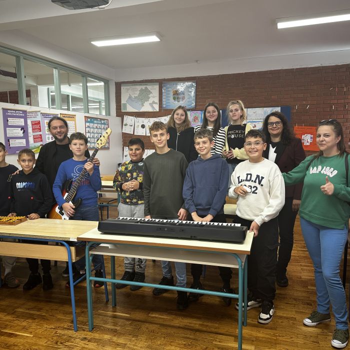 Podijeljeni instrumenti učenicima OŠ Kistanje u sklopu programa “Slavimo glazbu” Podijeljeni instrumenti učenicima OŠ Kistanje u sklopu programa “Slavimo glazbu”