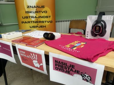 Provedena javna akcija sa učenicima povodom obilježavanja Dana ružičastih majica