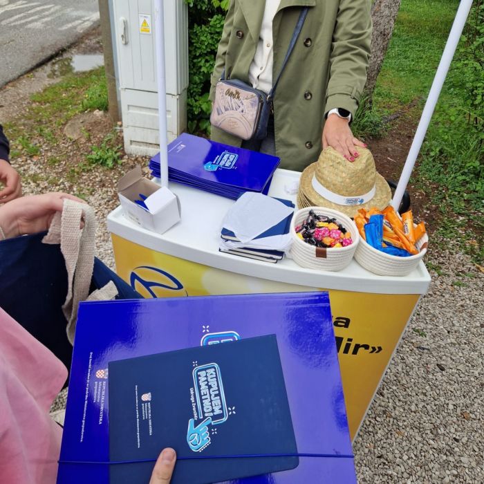 U Gračacu održana javna akcija o pravima potrošača